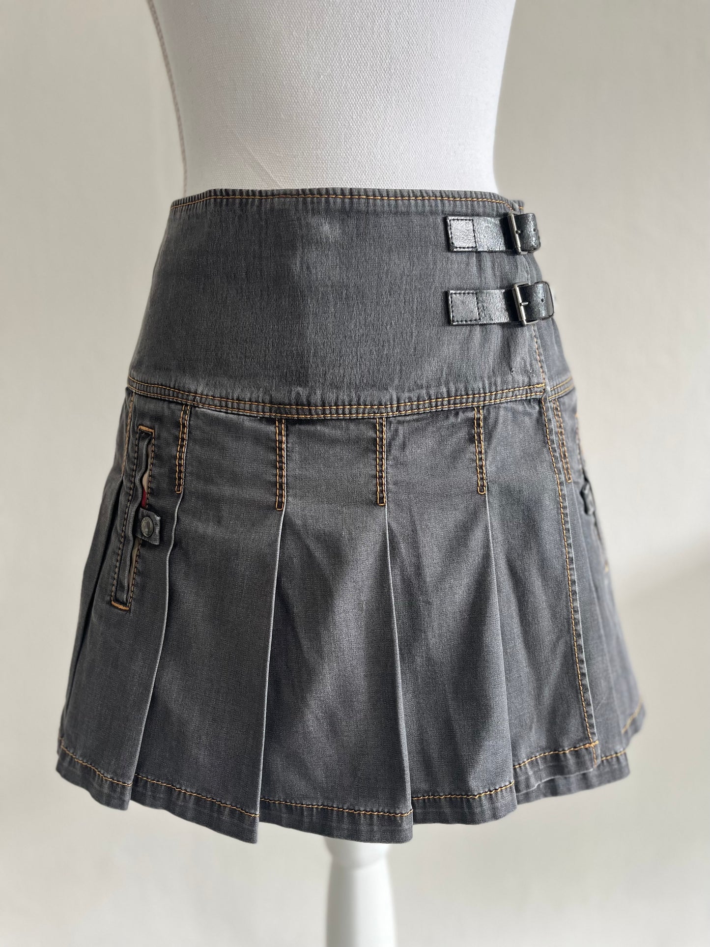 Burberry pleated skirt grey