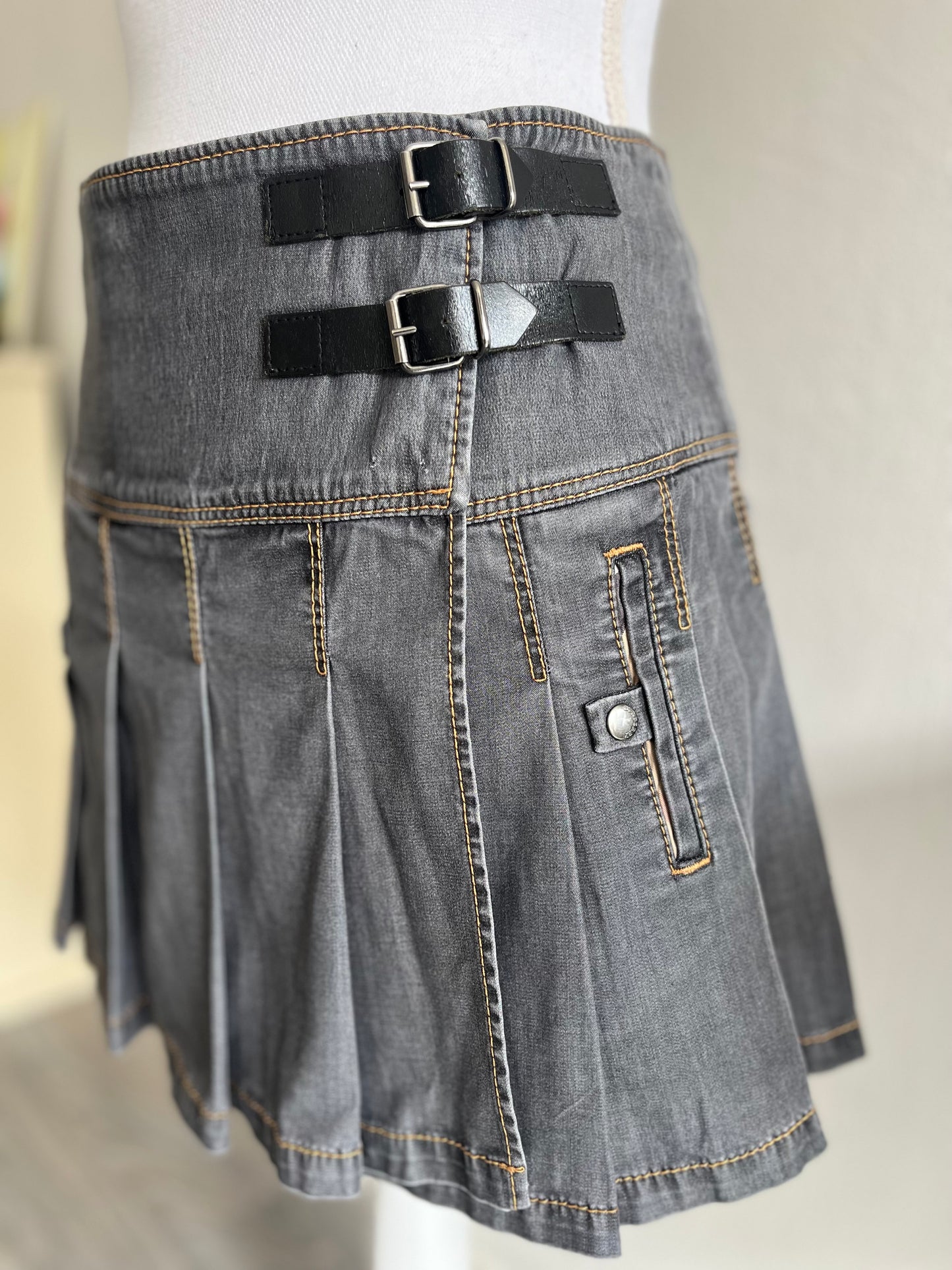 Burberry pleated skirt grey