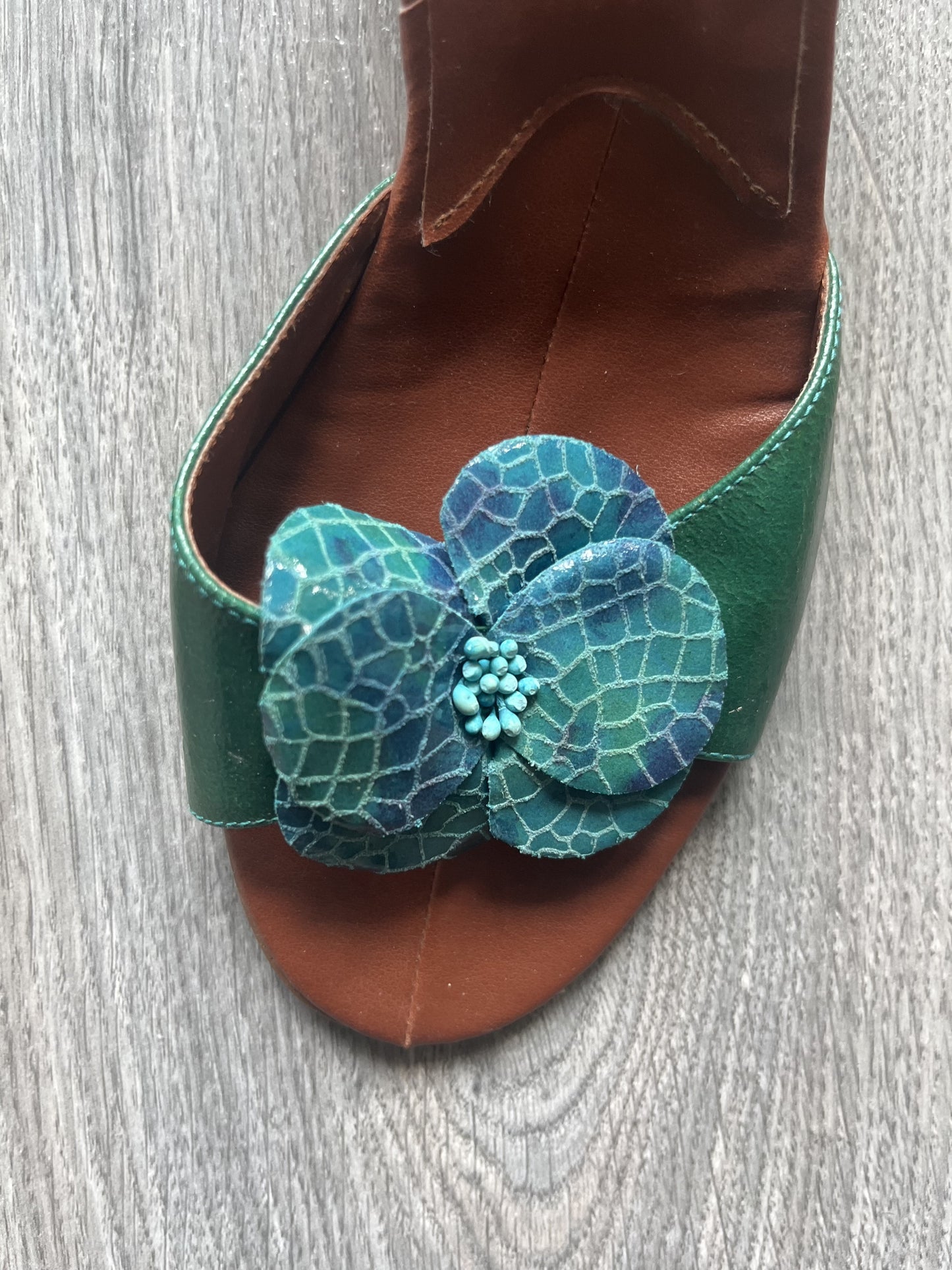 DKNY Jeans green and brown floral kitten heels 38 EU/7 US