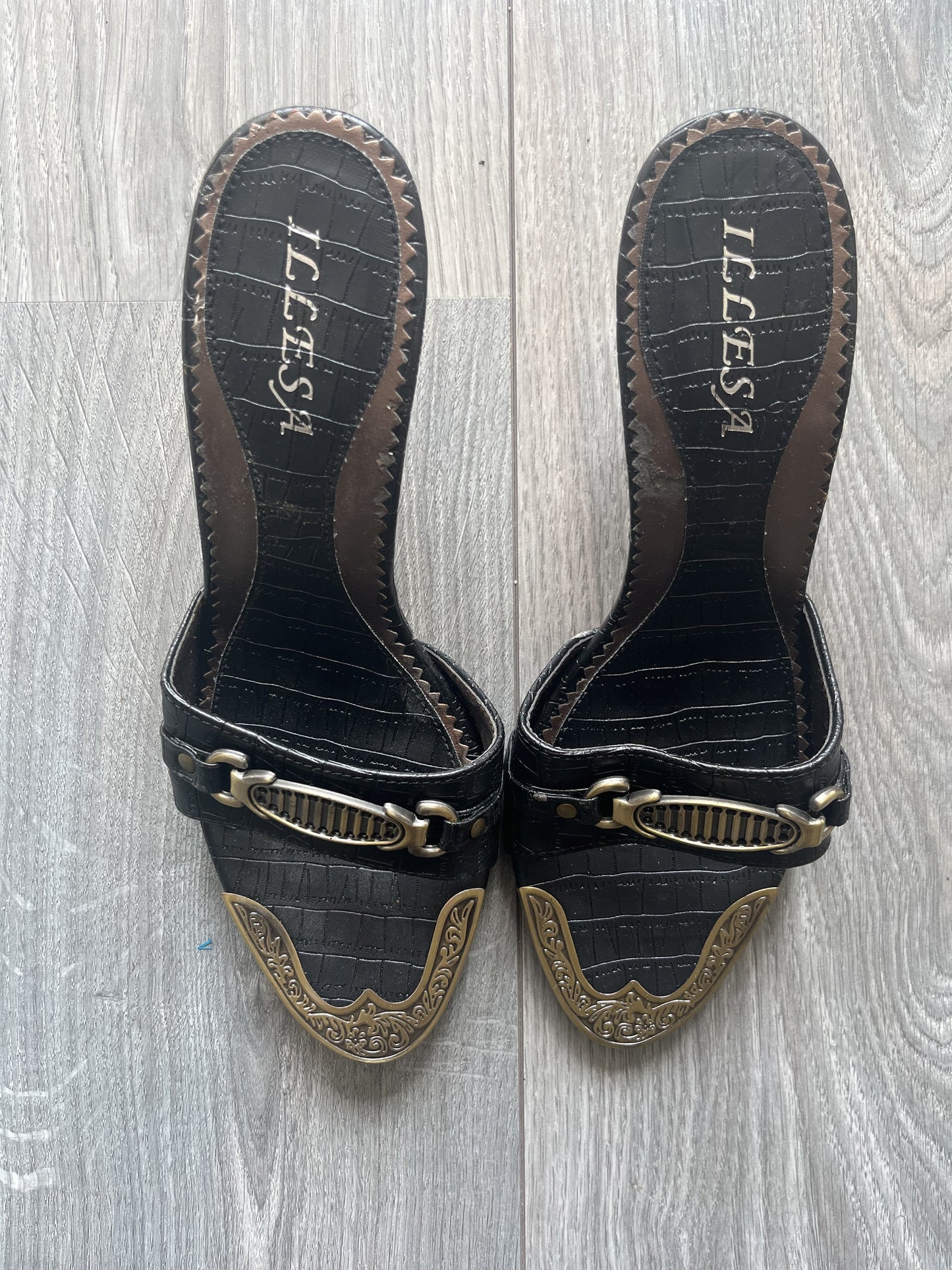 Black kitten heels with gold accents size 38 EU/ 7 US