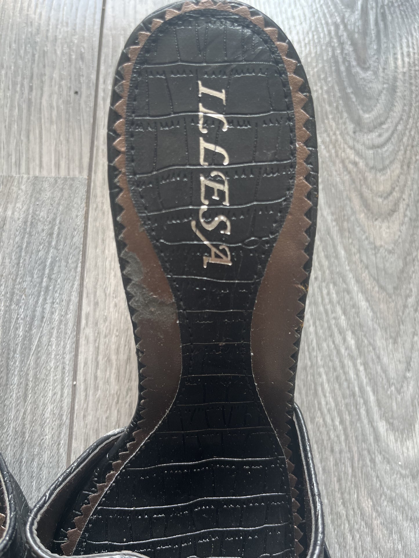 Black kitten heels with gold accents size 38 EU/ 7 US